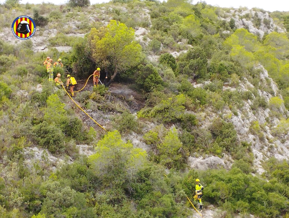 BombersValencia's tweet photo. 🔥 @BombersValencia ha intervingut hui per incendi de raig a Montesa.

Intervé les #BRIFO del Consorci, una dotació del parc de bombers voluntaris de Vallada, coordinador forestal, @GVAbforestals i #AerisGVA https://t.co/Dc9YgRwEWD