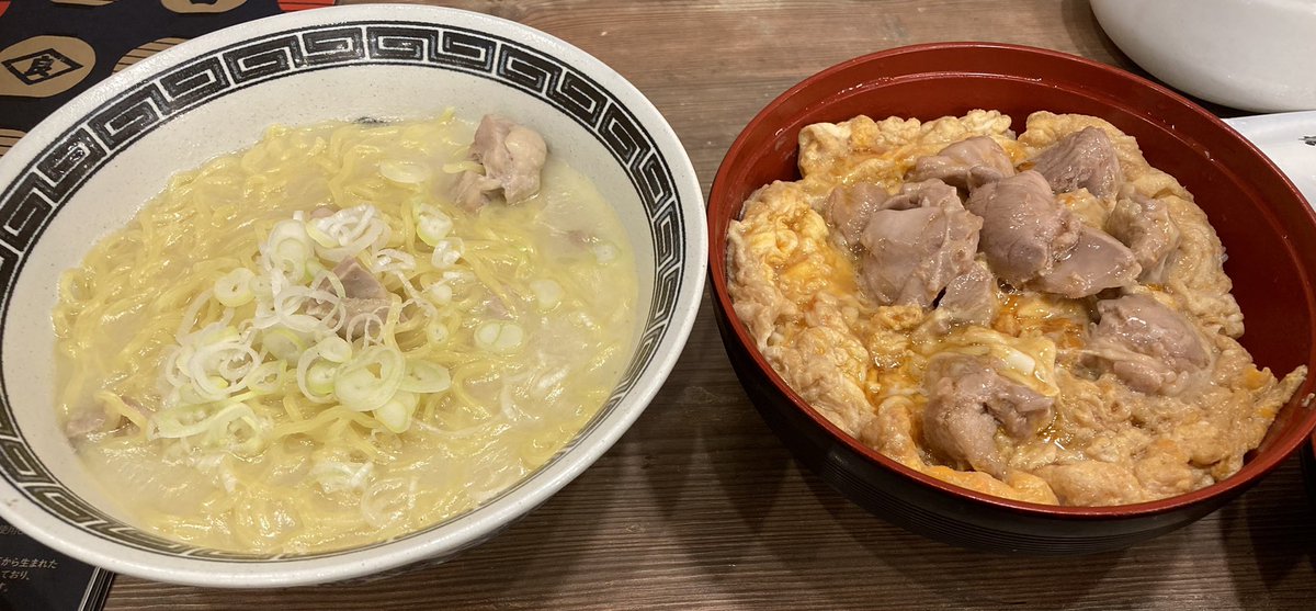 gww0b7's tweet photo. 今日はジムで筋トレとZUMBAに没頭してきたので、お腹ペコペコでした。
ダイエットしつつ、タンパク質を摂りたかったので親子丼を注文🍚
そしてラーメンも頼みました🍜
美味しく栄養も補給出来て大満足!
明日も頑張るぞ‼️
#筋トレ #zunba #トレーニング
#とりよし #ラーメン https://t.co/vGPENRdsJy