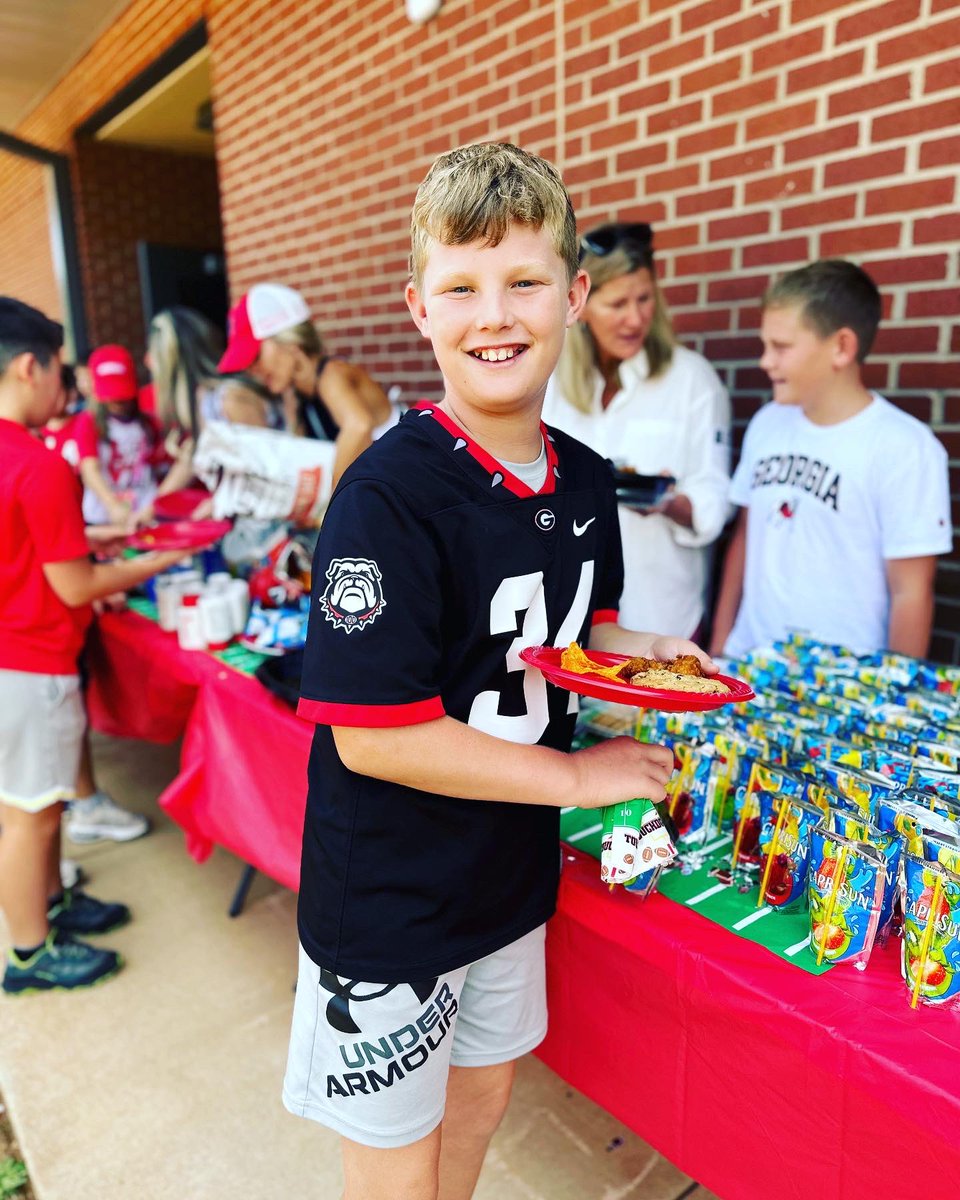 At DCES we yell “Goooooo Dawgs!” Our students enjoyed celebrating the start of football season by sporting their favorite college spirit wear and participating in fun tailgating and outdoor games. #GoDawgs #webleedredandblack❤️🖤 #andgreen💚 <a href="/oconeecoschools/">Oconee County Schools</a>