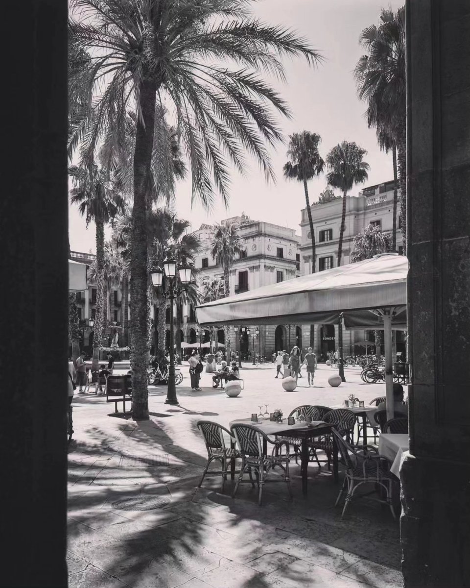 Matt_Pucci's tweet photo. Wandering and pondering in the streets of Barcelona... https://t.co/XfI7V2HohL