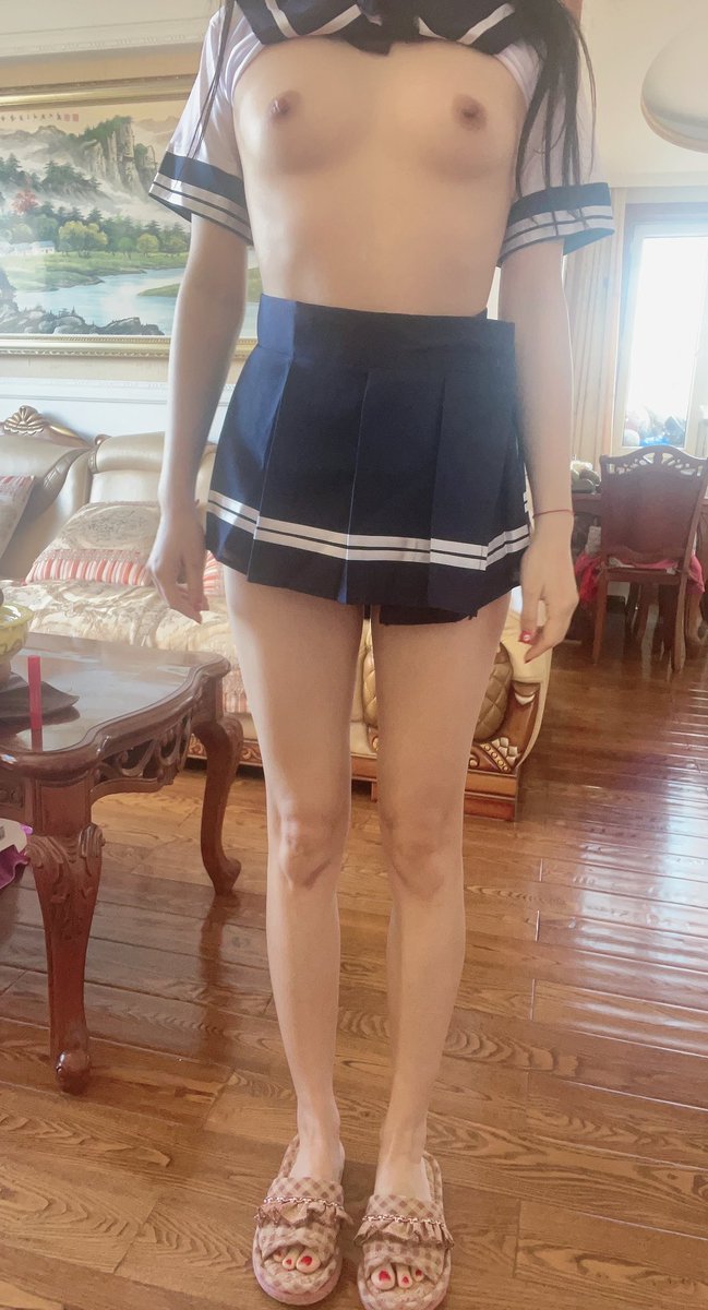 Dreamory1129's tweet photo. 八块腹肌的小哥哥来，私信发腹肌照片 https://t.co/zF1cif7q7D