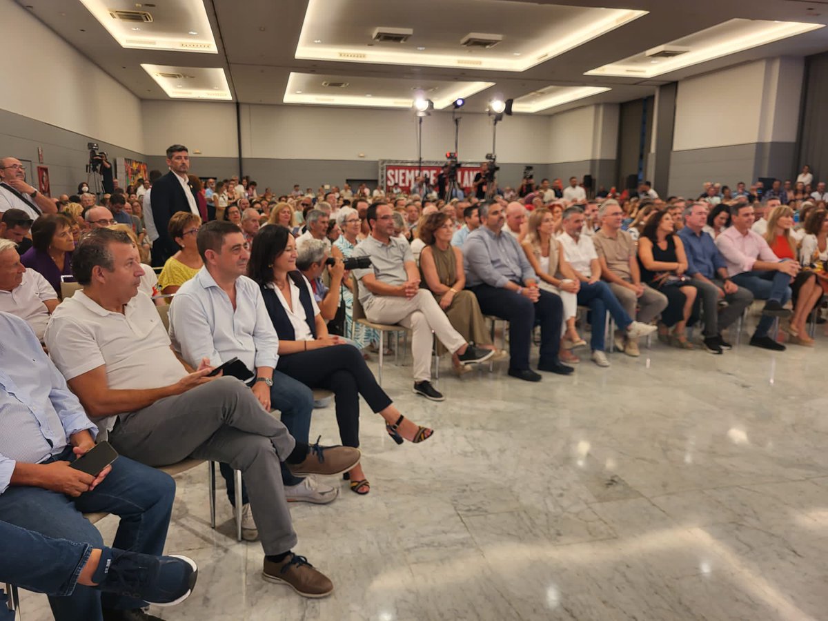 psoedesevilla's tweet photo. 🌹Nuestro secretario general @JFdezdelosRios ha acompañado hoy a los compañeros del @PSOEmalaga en el acto de @sanchezcastejon 

👏🏼La sociedad española necesita ir siempre #adelante, avanzando con políticas de progreso y centradas en el bienestar de las personas

@PSOE❤️ https://t.co/EgGjKnJ5He