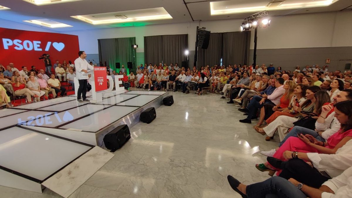 psoedesevilla's tweet photo. 🌹Nuestro secretario general @JFdezdelosRios ha acompañado hoy a los compañeros del @PSOEmalaga en el acto de @sanchezcastejon 

👏🏼La sociedad española necesita ir siempre #adelante, avanzando con políticas de progreso y centradas en el bienestar de las personas

@PSOE❤️ https://t.co/EgGjKnJ5He