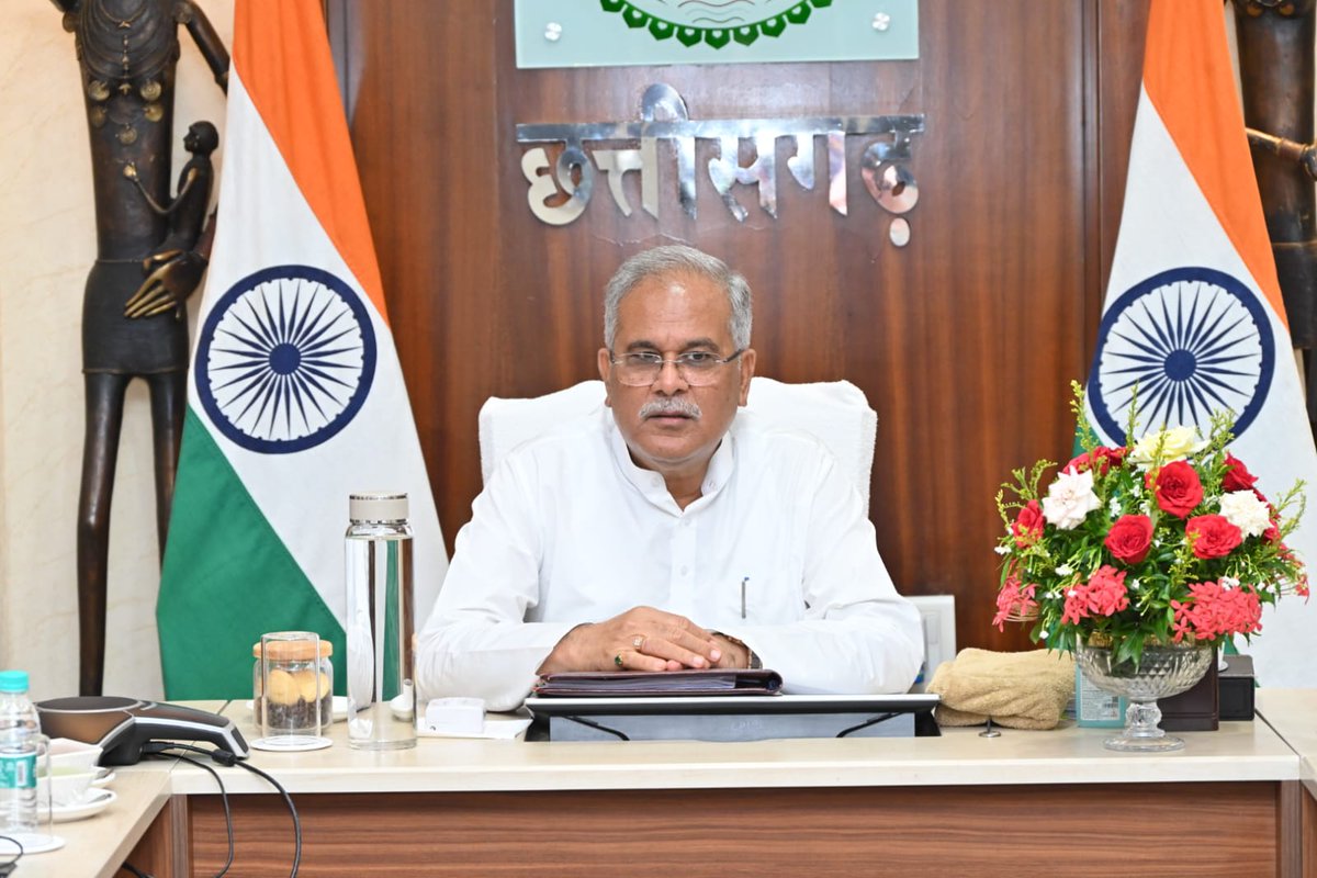 ChhattisgarhCMO's tweet photo. मुख्यमंत्री श्री @bhupeshbaghel की अध्यक्षता में उनके निवास कार्यालय में कैबिनेट की बैठक हुई शुरू।

#cabinetmeeting
#CGGovt #Chhattisgarh https://t.co/vNcLCNosFr