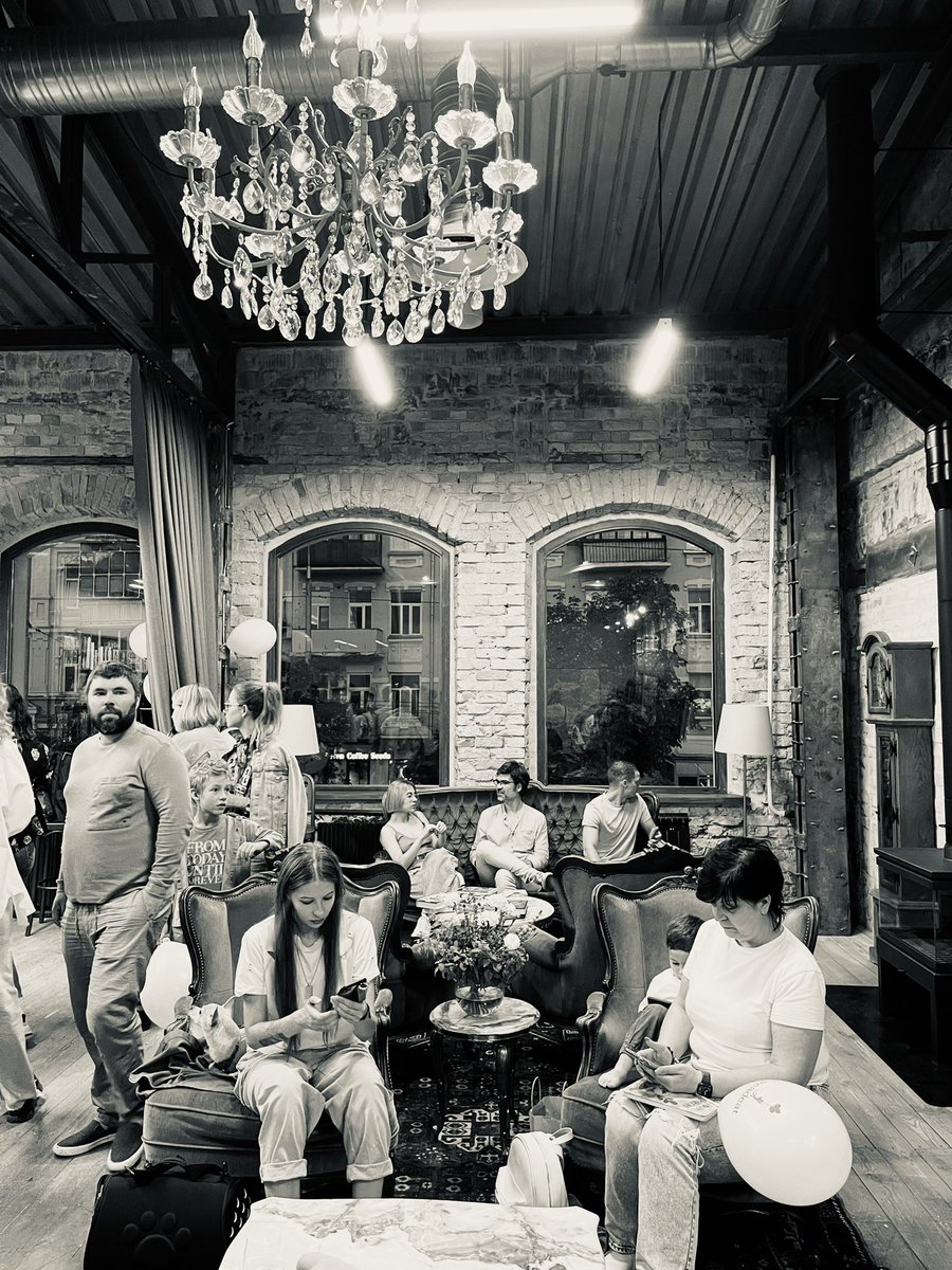 nasredinhoja's tweet photo. When a new network of bookstores opens in #kyiv #readeat https://t.co/F34XWXoPZg