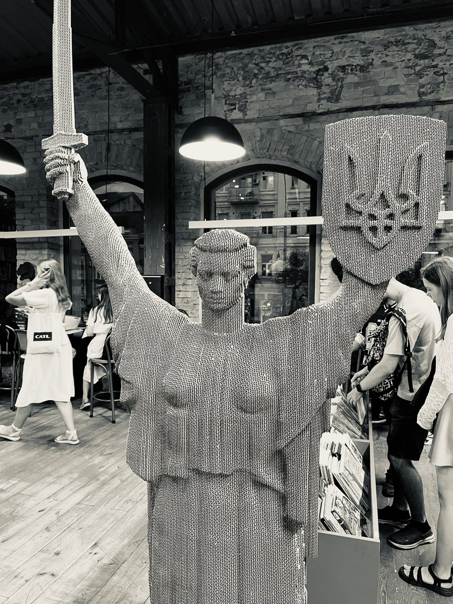 nasredinhoja's tweet photo. When a new network of bookstores opens in #kyiv #readeat https://t.co/F34XWXoPZg