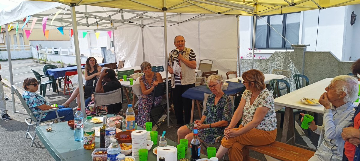 Frionjeff's tweet photo. Fête des voisins à st seb rue du courage. Le 1er samedi de septembre est prévu tous les ans pour passer un moment partagé de convivialité. Les anciens donnent la main aux plus jeunes pour l'organisation de cet événement de la rue. Bravo à tous. https://t.co/UQj1IboTwU