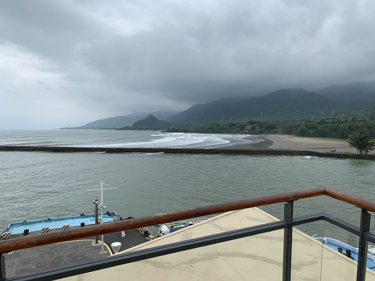 ctsho0419's tweet photo. 回家幫忙普渡，看到屏東車站的廣告，
趁颱風前的好天氣，拜訪車城看海美術館。
正好有日本藝術家特展！
#屏東車城看海美術館
#矢延憲司
#船仔貓屏東特展 https://t.co/5aOXX9yM1d