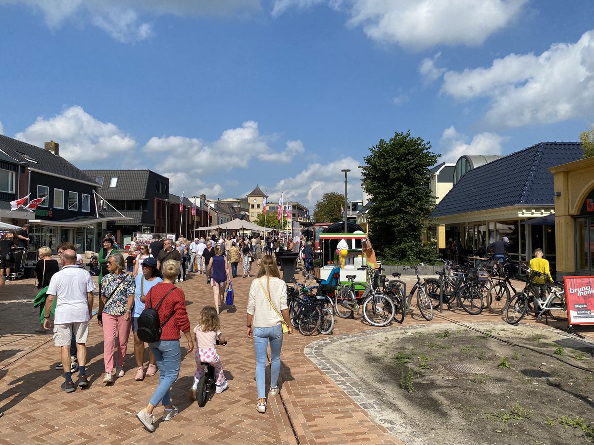 Een gezellig centrum van Roden zonder blik in de Herestraat. Erg jammer dat dit op andere zaterdagen een parkeerplaats is.