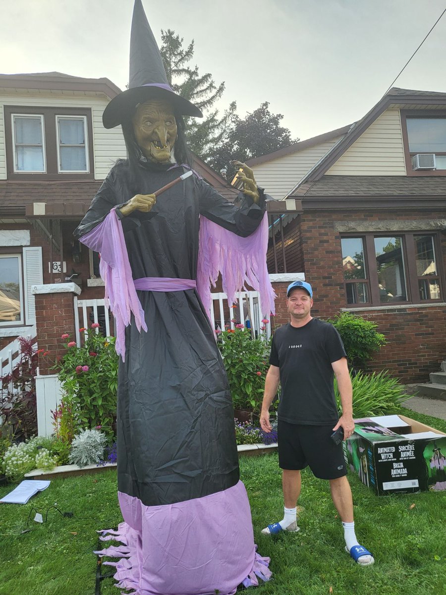 CBedderr's tweet photo. Its September first which means the skeletons have already started to be put out on the lawn, my parents bought 3 this year 🥴 we now have 7, 8-12ft animatronics 😂😂 my dad is v proud of his collection https://t.co/Ny2jR9byiG
