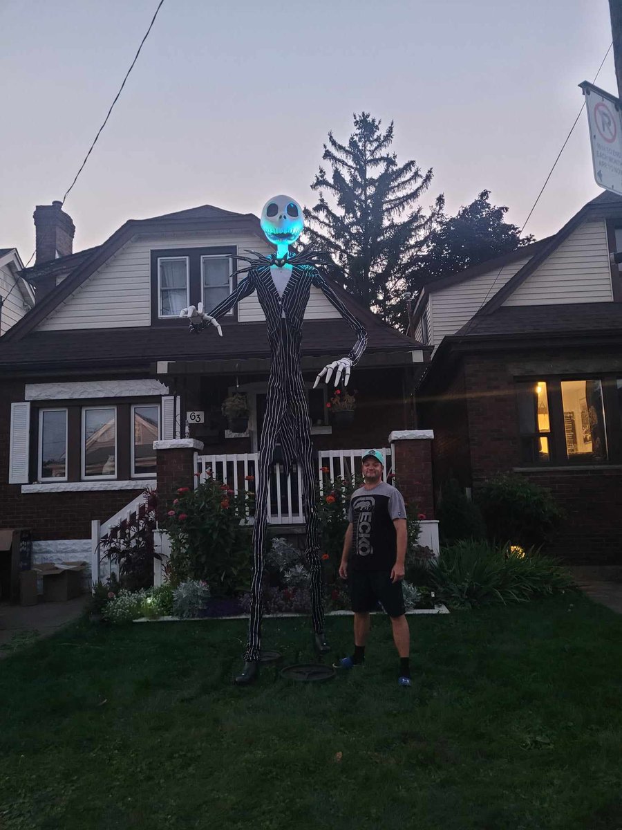 CBedderr's tweet photo. Its September first which means the skeletons have already started to be put out on the lawn, my parents bought 3 this year 🥴 we now have 7, 8-12ft animatronics 😂😂 my dad is v proud of his collection https://t.co/Ny2jR9byiG