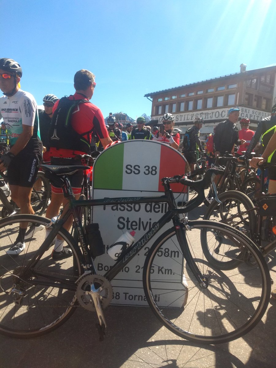 AMorzenti's tweet photo. Oggi al Passo dello Stelvio era difficile pure trovare un posto per fare una foto. Uno spettacolo con la #ScuderiaDiLo

#bici uno sport fuori dal Comune https://t.co/YtBBJFWTQ0