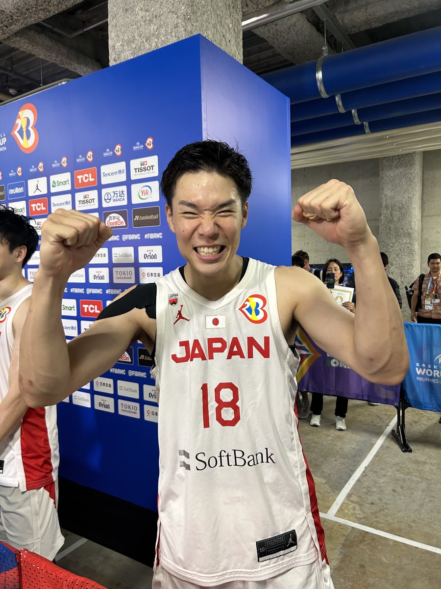 NBAJPN's tweet photo. 追われる展開も なんとか相手を跳ね退け 勝利 😭👏
渡邊とホーキンソンは40分フル出場。
#引退回避
#AkatsukiJapan
#FIBAWC2023 
日本🇯🇵80 - 71🇨🇻カーボベルデ https://t.co/LnndRksayJ