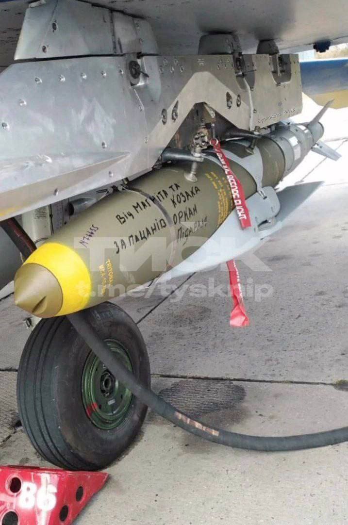 Archer83Able's tweet photo. JDAM-ER installed under the wing of a Ukrainian MiG-29 fighter jet.

https://t.co/EBz8wixT3B https://t.co/7Xh5TgyZAq