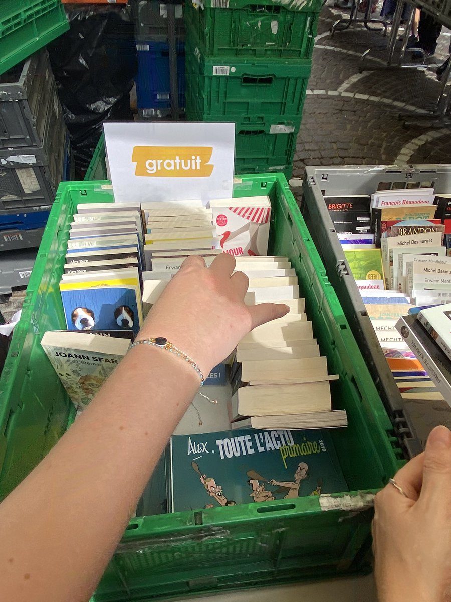 Lire, lire, lire. Ne jamais s’arrêter de lire. Surtout quand la <a href="/Fnac/">Fnac</a> offre des livres aux bradeux. Bon plan mais surtout belle opération de promotion de la lecture. #lille #BraderieDeLille