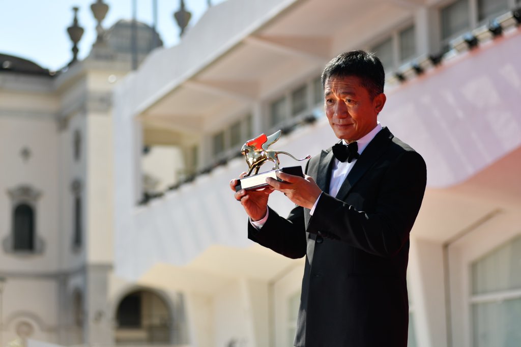 #BiennaleCinema2023 After the end of the Ceremony #TonyLeung returns to the Red Carpet beaming with his Golden Lion for Lifetime Achievement.
