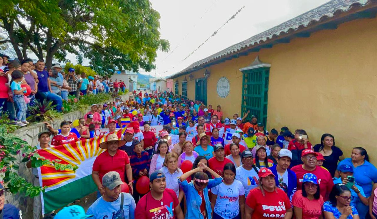 PartidoPSUV's tweet photo. Pueblo de Guarico marcha en favor de la Revolución y en contra de las sanciones  https://t.co/6eC08jb5Rf  https://t.co/C9H3raHeEa