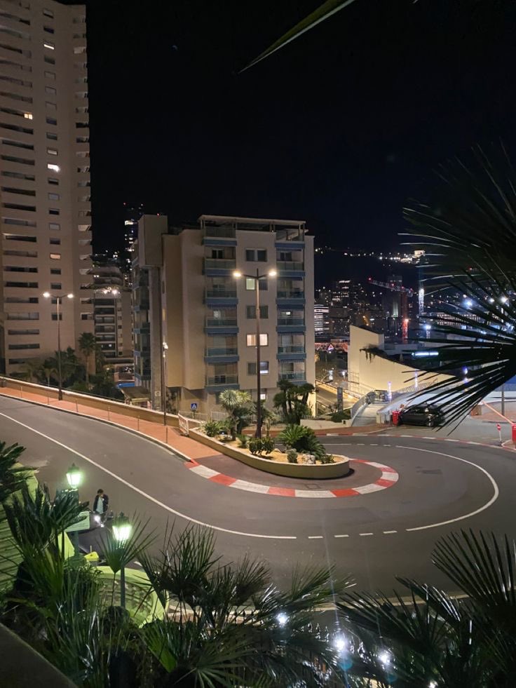 A league decision has been made in regards to this evenings race around Monaco‼️

As it has become apparent that they’re might be a lot of carnage we have decided to CANCEL….the sun☀️ 

Instead have the race under the lights at NIGHT 🌙💀 

⏰ 9pm!! 
🎙️ twitch.tv/zzirconium2405