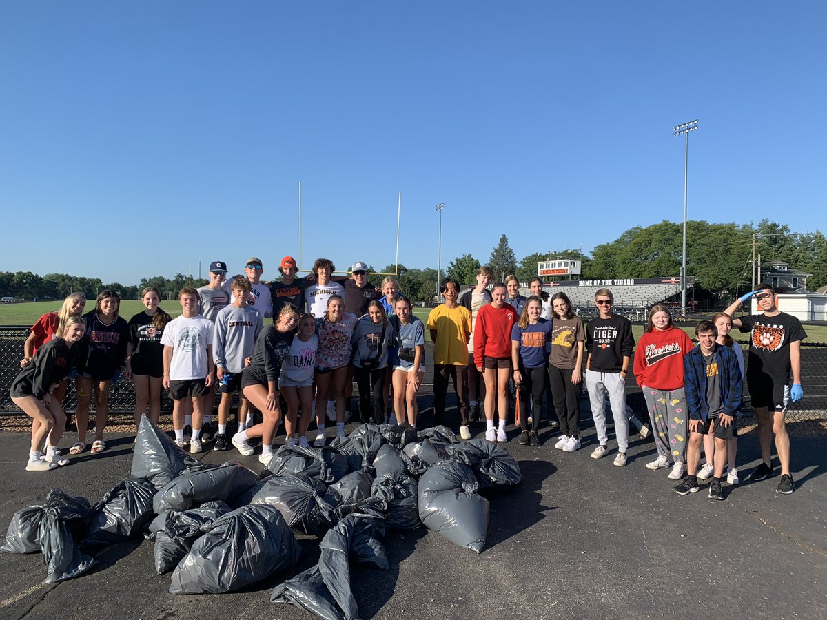 clcathletics's tweet image. Many thanks to our National Honor Society for cleaning up the stadium after our game last night!!  #weRclc #TigerPride