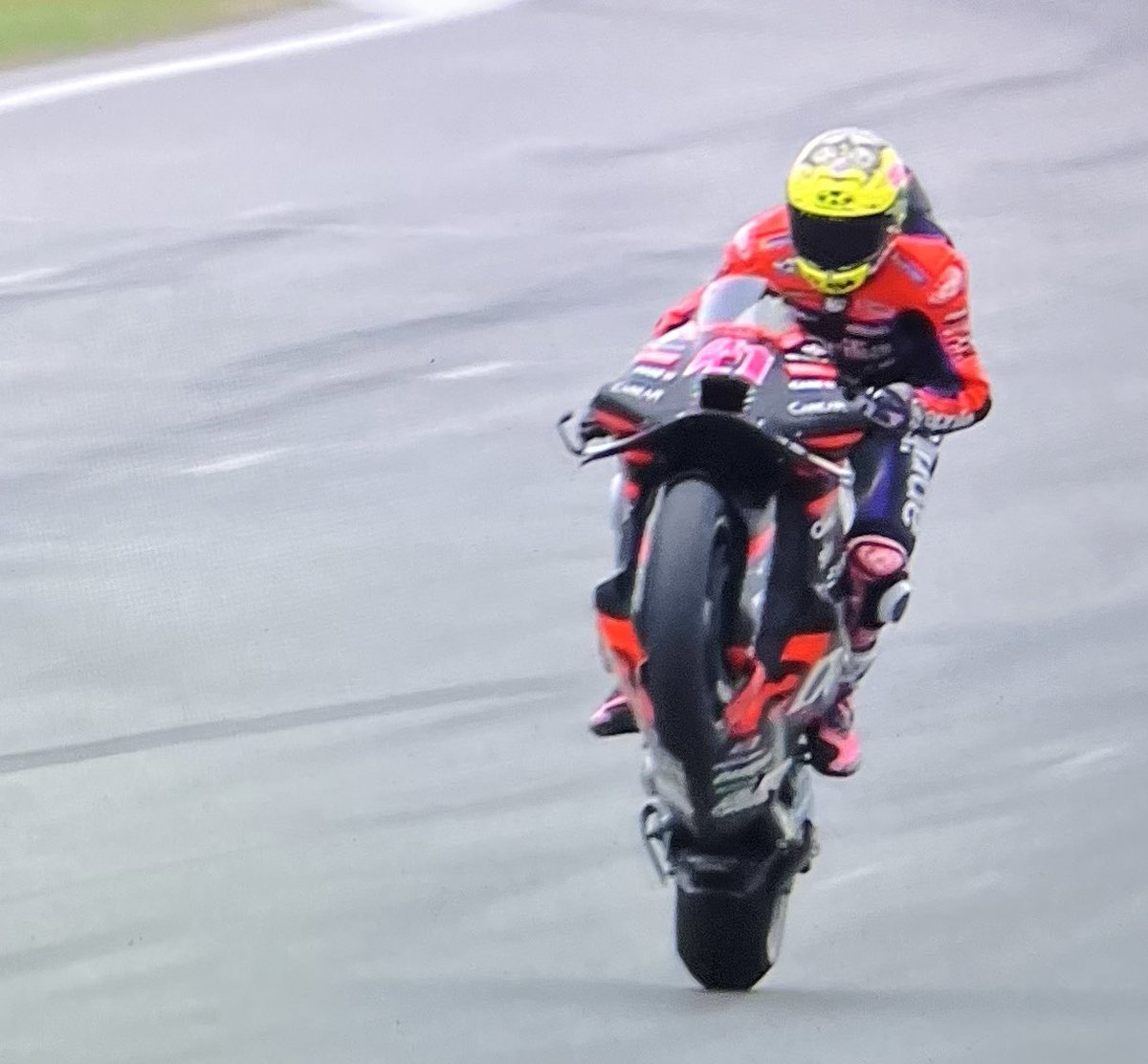 alejandrogp__'s tweet photo. 🥇 I M P R E S I O N A N T E 🥇

VICTORIA DE ALEIX ESPARGARÓ EN LA SPRINT DEL GP DE BARCELONA. 

Con 34 años.

Con el casco riéndose de su propio error del año pasado.

Con más de 2 segundos de ventaja sobre la Ducati oficial. 

Maestría. @AleixEspargaro 👑 https://t.co/5oU49AZXj3