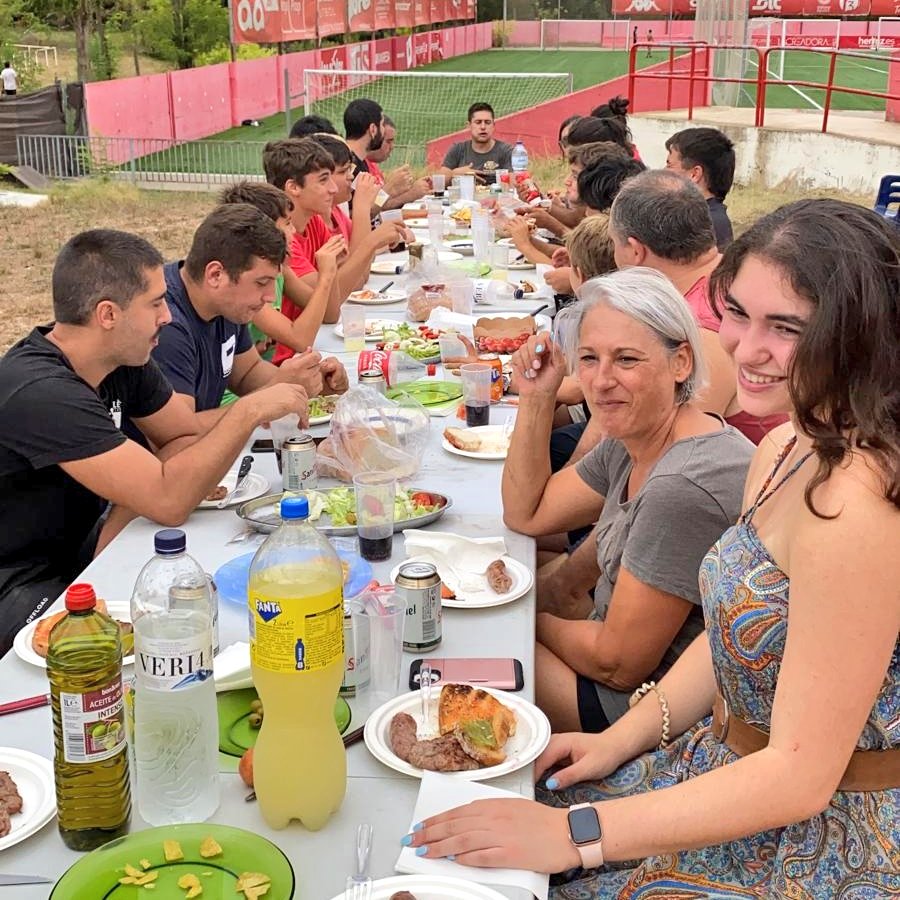 RugbyManresa's tweet photo. Hi ha moltes maneres de jugar a #Rugbi. Aquesta és imprescindible. 
#FentClub https://t.co/rAbxR5jhZI