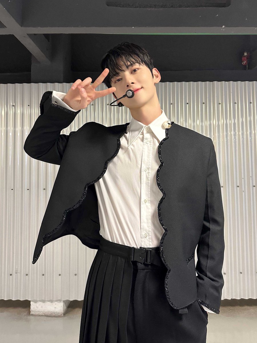 MINHYUN_PLEDIS's tweet photo. [#Moment_H] 📸​

응원과 사랑으로 공연장을 꽉〰️ 채워준 
방콕 황도들 🍑🧡 9월을 행복 809%로
시작하게 해줘서 고마워요!!! 🫶

#황민현 #HWANGMINHYUN
#UNVEIL https://t.co/beSolekIk1