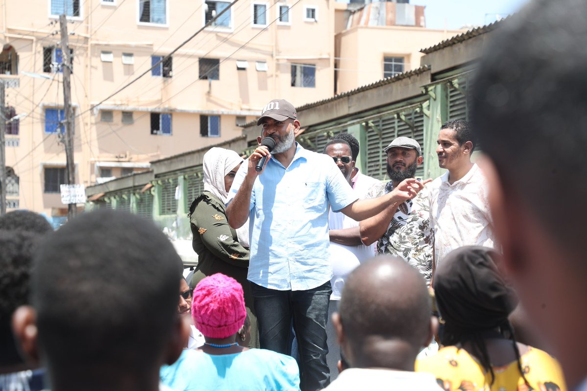 Nimezuru Soko la Majengo mapema leo kutangamana na wafanyibiashara Sokoni humo kuelezea mipango niliyoiweka kwa manufaa yao.

Tumeanza mchakato wa kurekebisha Masoko yetu ya kaunti kuwa ya kisasa,tukianza na soko la Makupa,Majengo,Sega na Mwembetayari.

Haya yatarekebishwa na