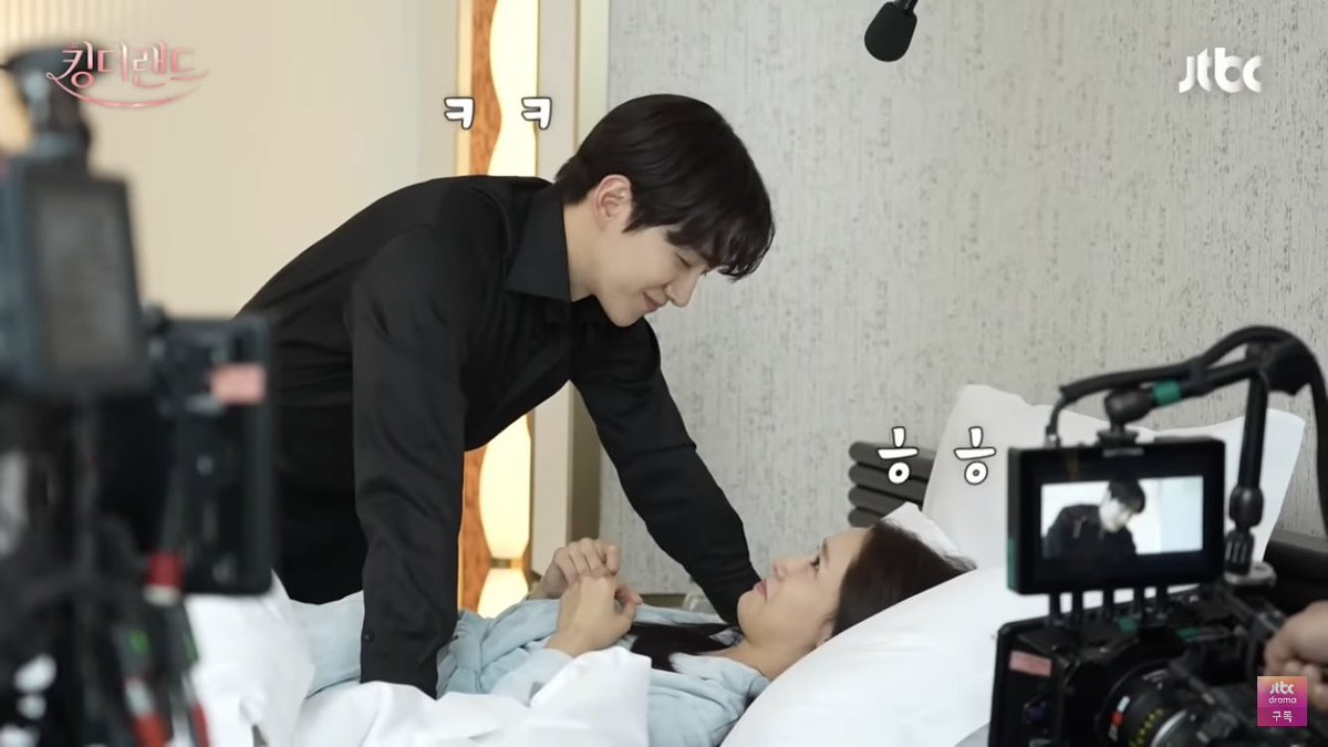 flawlesssdeer's tweet photo. That involuntary smile everytime he looks at her

#KingTheLand #YoonA #LEEJUNHO https://t.co/x293Nt33EI