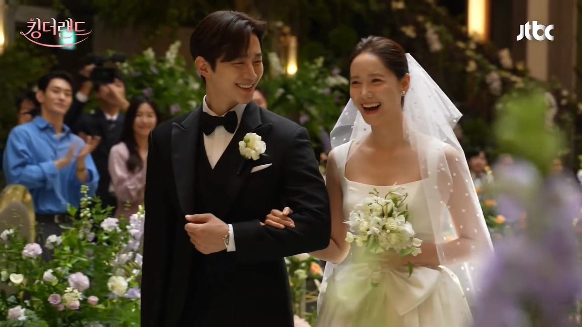 flawlesssdeer's tweet photo. That involuntary smile everytime he looks at her

#KingTheLand #YoonA #LEEJUNHO https://t.co/x293Nt33EI