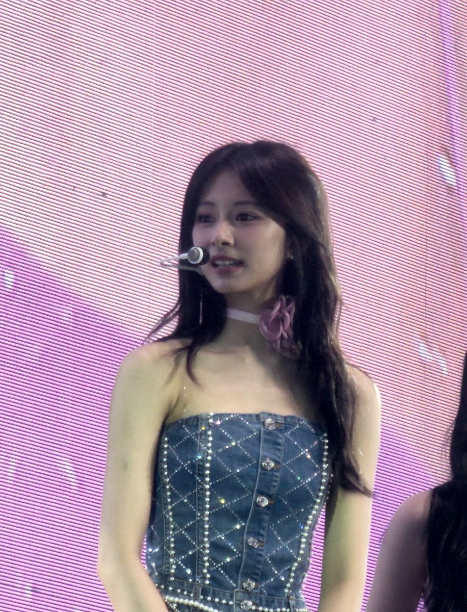 tzuarchives's tweet photo. how is tzuyu even real!!!? https://t.co/W2hk9IGZH0