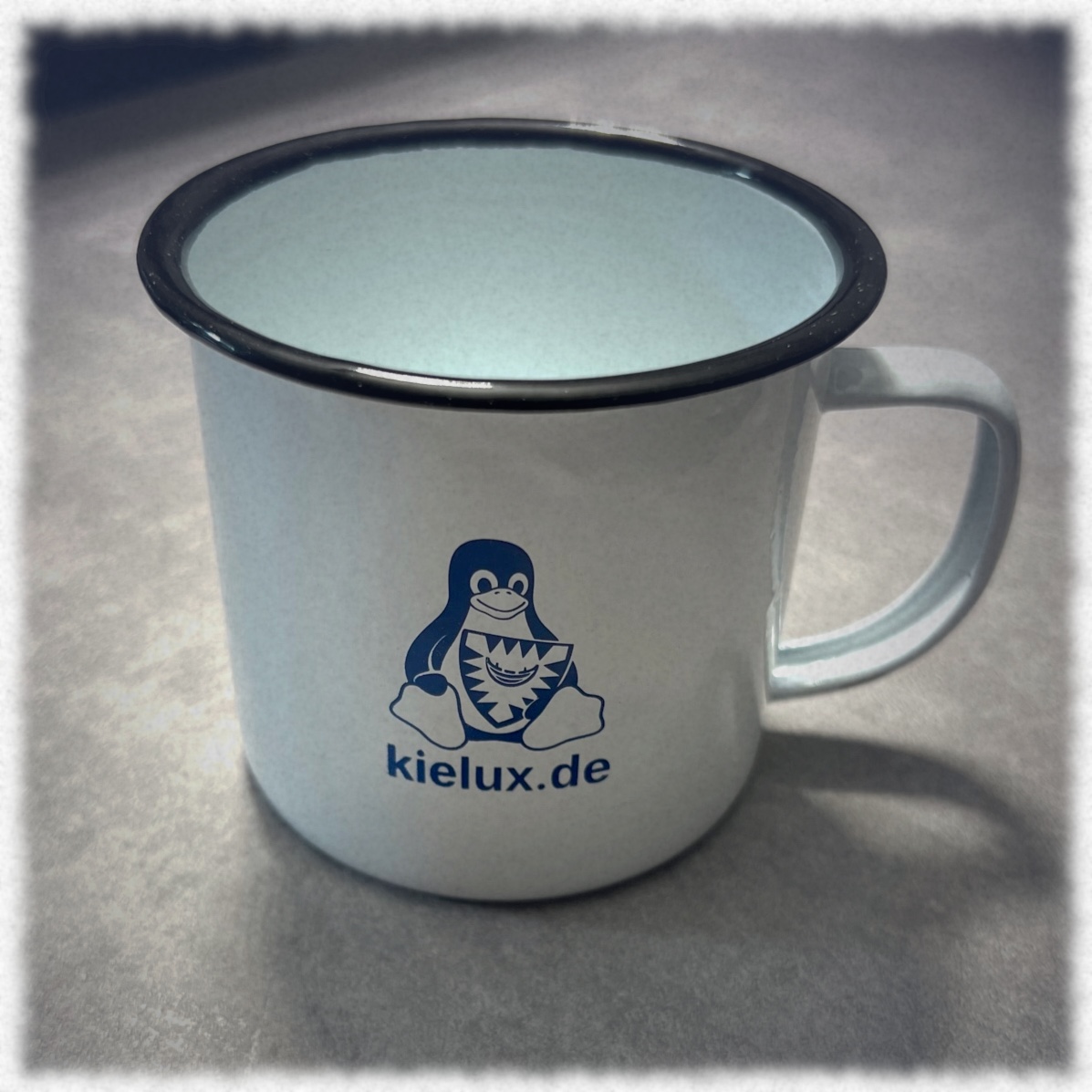 Ihr habt schon alle Kielux-Merch-Artikel, und wisst gar nicht mehr, was Ihr von der Kielux als Souvenir mitnehmen könntet? Das ist kein Grund zu verzweifeln, denn: ES GIBT EIN NEUES TASSEN-DESIGN!  
Holt Euch demnächst die neue 380 ml (!) fassende Emaille-(nicht E-Mail!)-Tasse ☕️