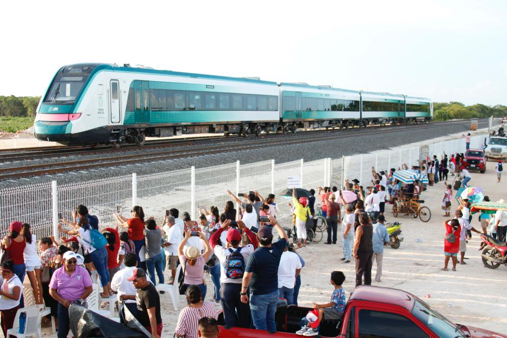 Años y años y años y años sin que en México se construyera un tren. 

Años y años y años en que el neoliberalismo, en lugar de edificarlos, los destruyó 

Hasta que llegó AMlLO.

El Tren Maya es una realidad.