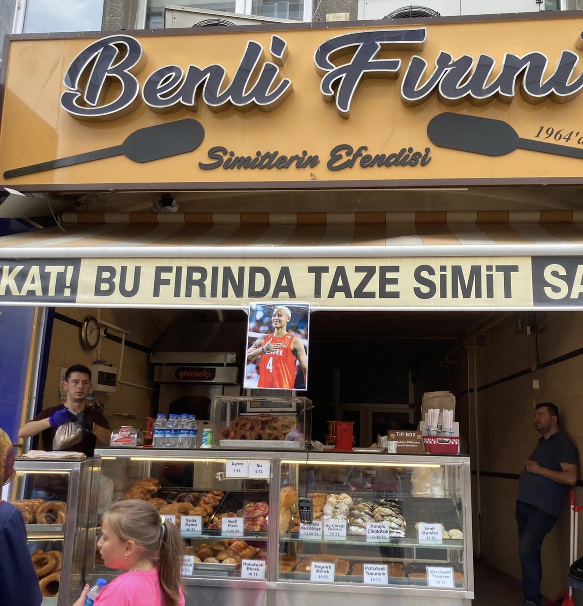 solcugazete's tweet photo. Kütahya’da Melissa Vargas adına hayır simidi dağıtıldı. https://t.co/843mL29d19
