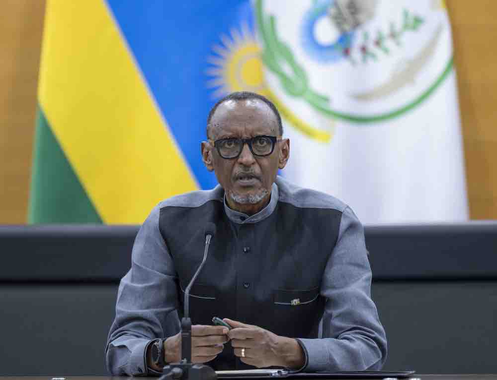 IGIHE's tweet photo. Perezida Paul Kagame yagaye uburyarya bwa Leta Zunze Ubumwe za Amerika mu bibazo by’umutekano mu Burasirazuba bwa RDC, agaragaza ko ari igihugu kireba inyungu zacyo gusa kurusha gushaka uko ibibazo bihari bikemuka.
https://t.co/StLP66bThS https://t.co/Nv7zqrfWAy