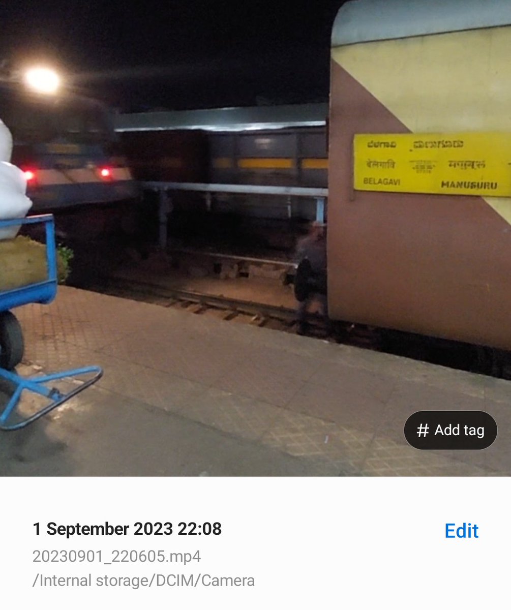 Hulikavishri's tweet photo. @Sr_domgtl @RailwaySeva @GadagRailUsers @drmgtl Don't Tell lay  @Sr_domgtl I was witnessed Yesterday and travelled in 07335 also,
 
Loco Reversal done Time 22.08 to 22.40 I Have Proof
Pic 1 deattched 
Pic 2 attached same loco

Sir @RailMinIndia @AshwiniVaishnaw @SCRailwayIndia what officers he is.. simply telling anything https://t.co/tMHjyVeZCV