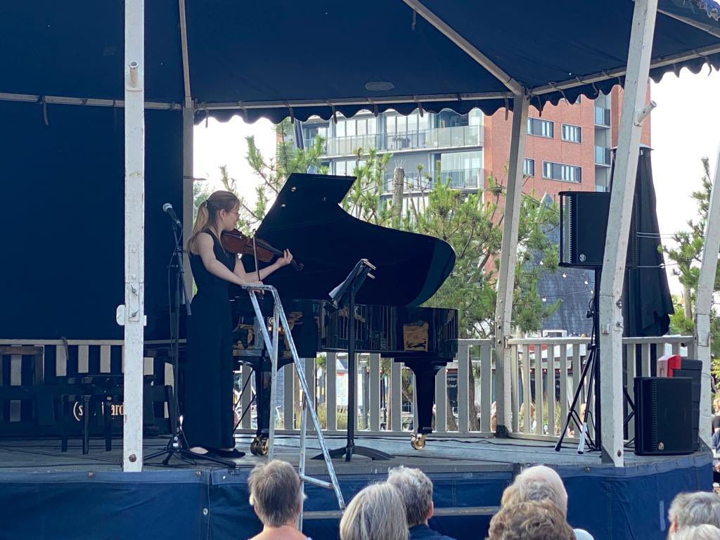 Impressie van het #ihms concert op het Coolplein in Heerhugowaard op 2 september. Met violiste Kira van der Woerd en pianist Sander Sittig