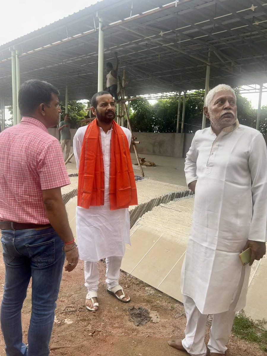 sumananupam13's tweet photo. पटना साहिब क्षेत्र में प्राचीन पाटलिपुत्र के अनेक अवशेष हैं। कल जब मैं यहाँ अकबर के काल में टोडरमल द्वारा 1573 में स्थापित 450 वर्ष प्राचीन चित्रगु्प्त मंदिर पहुँचा तो यह मान्यता बताई गई कि यहाँ चित्रगु्प्त की पूजा की परंपरा चंद्रगुप्त मौर्य के प्रधानमंत्री (महामात्य) राक्षस द्वारा शुरू की गई थी मतलब 300 ई.पू. के लगभग। यूँ तो ऐतिहासिक रूप से इसे सिद्ध करना मुश्किल होगा पर यह ज़रूर है कि इस मामले में एकमात्र साहित्यिक स्रोत विशाखदत्त की प्रसिद्ध संस्कृत नाटक ‘मुद्राराक्षस’ ही हो सकती है। मेरे संस्कृत और इंडोलॉजी अध्ययन के मुताबिक़ संस्कृत के इस क्लासिक नाटक में कायस्थ पात्रों जैसे शकटदास आदि का भी उल्लेख भी है और कुछेक जगहों पर देवता के रूप में चित्रगु्प्त का भी। जैसे नाटक के प्रथम अंक में ही अपने शिष्य से बात करते हुए चाणक्य पाँच विरोधी राजाओं और उनके अमात्य राक्षस से संबंध को देखते हुए मनाते हैं कि चित्रगुप्त उनका नाश करें (चित्रगुप्तः प्रमार्ष्टु)। यहाँ यह संभव है कि चित्रगुप्त को ��ाप-पुण्य आधारित कर्म सिद्धांत के व्यवस्थापक के अतिरिक्त अमात्य कायस्थों के पूजित देवता के संदर्भ में भी चाणक्य द्वारा याद किया गया है। अगर यह व्याख्या सही हो तो गंगा किनारे अवस्थित चित्रगुप्त के इस स्थल को मौर्य महामात्य राक्षस द्वारा स्थापित माना जा सकता है। जो भी हो, पटना को यदि प्राचीन पाटलिपुत्र के गौरव के छटाँक बराबर भी पहुँचना हो तो न सिर्फ़ ऐसे धरोहरों की रक्षा ज़रूरी है बल्कि प्र���चीन पाटलिपुत्र पर सौ साल से लंबित पुरातात्विक व साहित्यिक शोध को भी बढ़ावा देना होगा।