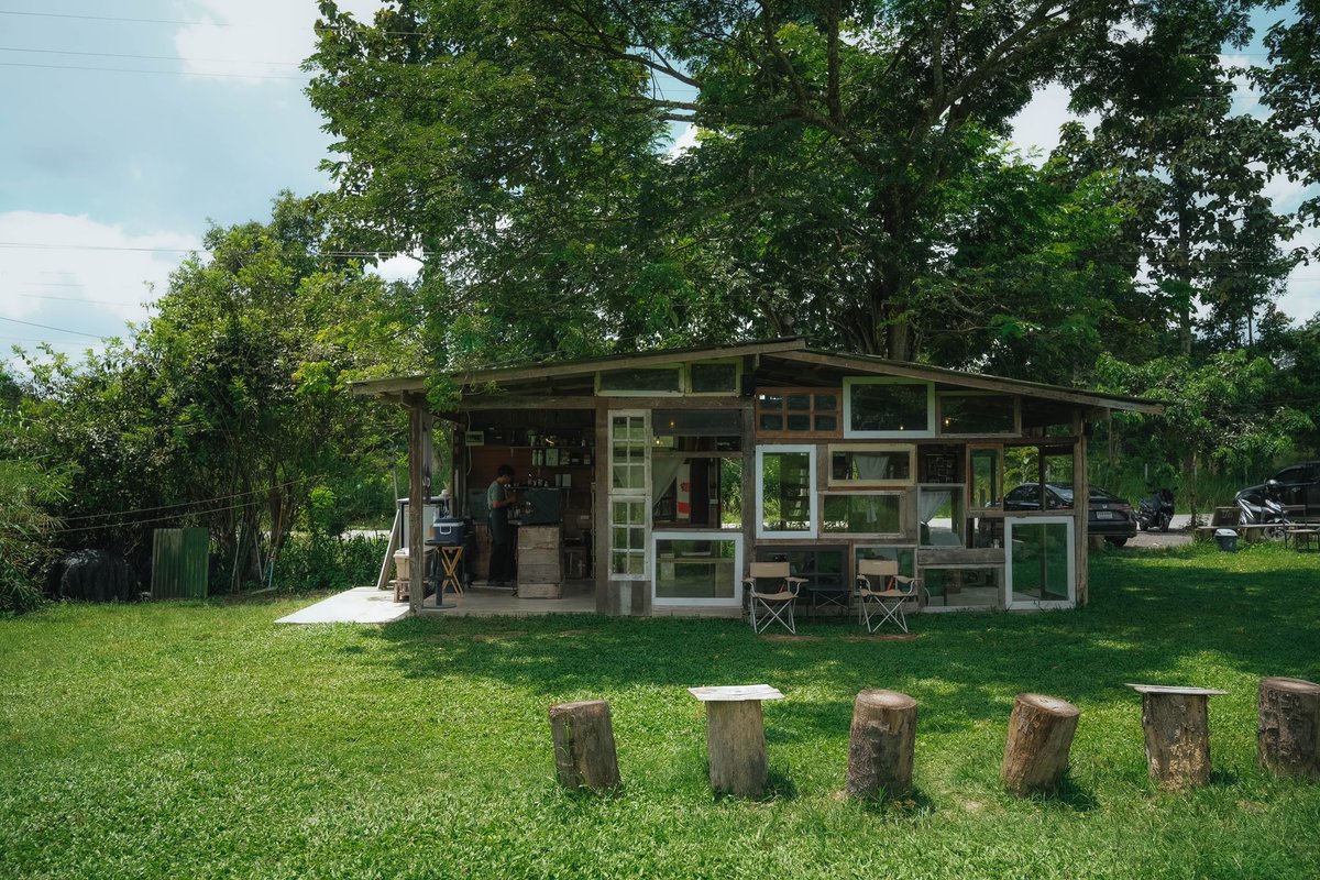 widsawaphatiew's tweet photo. คาเฟ่เล็กๆ ใต้ต้นไม้ใหญ่
สไตล์แคมป์ปิ้งสุดชิล #เชียงใหม่ ⛺️🥤🍃

📍FAR AWAY - ฟา อะ เวย์
@aroii @Review_Thailand #คาเฟ่เชียงใหม่ #วิศวะพาเที่ยว https://t.co/dECJjXrI72