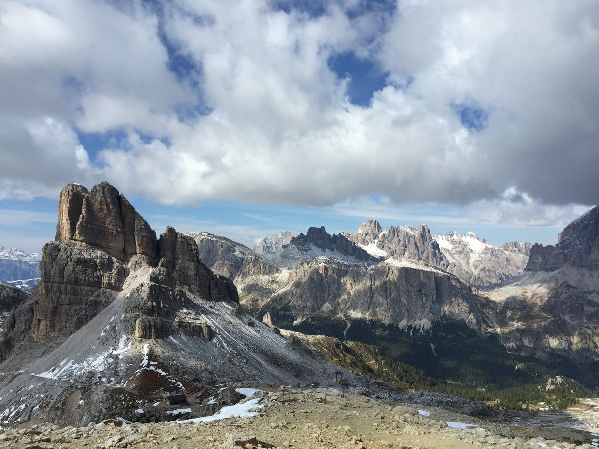 verturagear's tweet photo. Suddenly it’s September! New month, new blog: where to go mountaineering when the weather is like🌦️☀️☔️❄️Check out our global guide to mountaineering in this month's post on The Handbook (link in bio). 

#mountaineering #womenclimb #8000ers #climbing #alwayspackajacket https://t.co/04cd2CCL0u