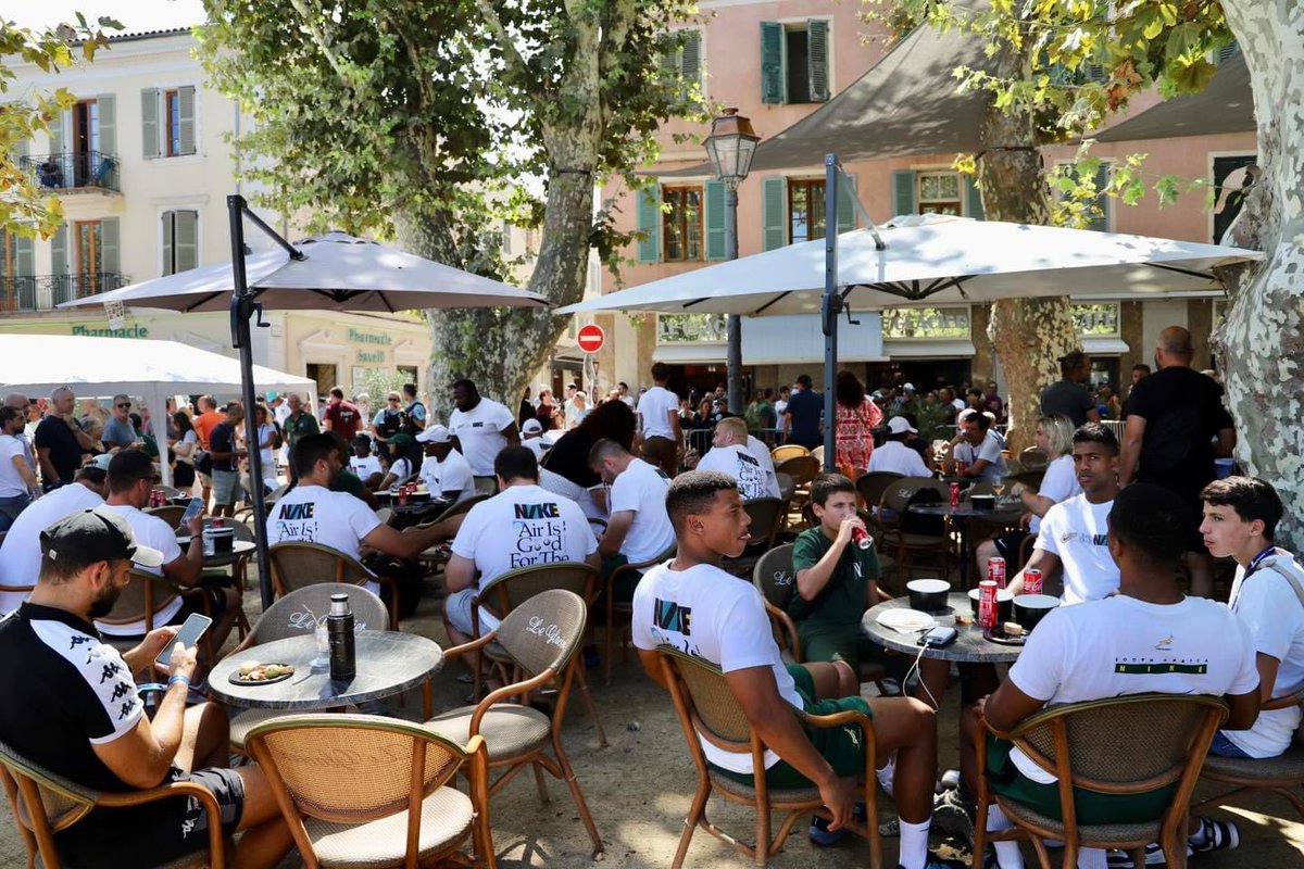 CitaDiLisula's tweet photo. Coupe du monde de rugby : Les #Springbocks à L'Isula 🏉
Les joueurs de l'équipe de rugby d'Afrique du Sud ont été accueillis sur la Place Paoli de L'Isula à l'occasion d'une séance photos et dédicaces. https://t.co/xfNKZlZ56x