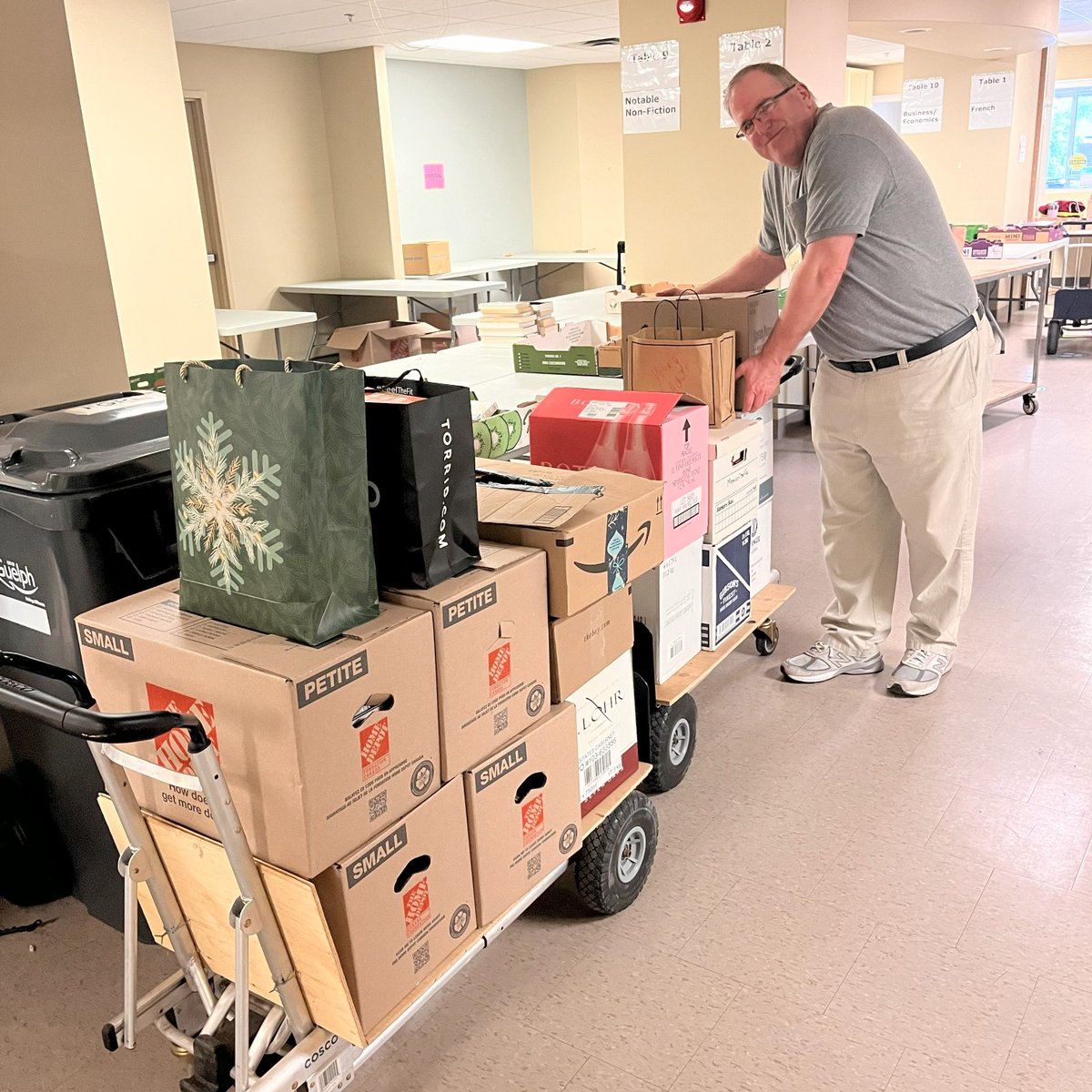 Are you doing back to school cleaning this long weekend? 

Please consider saving your books, games and puzzles and donating them to our sale! 

Only 6️⃣ more drop off days remain, details here:  fgpl.ca/book-sale-dona…