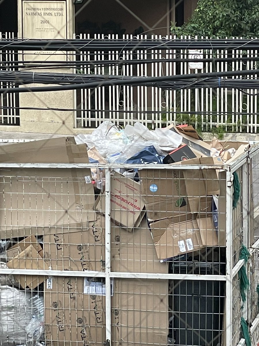sdazar's tweet photo. @evelynmatthei @Muni_provi 
Nuevamente empresa de reciclaje haciendo la pega mal.
En Darío urzua, toman el reciclaje y lo tiran desordenadamente adentro del camión mezclando todo.
¿De qué sirve todo el trabajo que hacen las familias separando todo? @CHVNoticias @meganoticiascl https://t.co/xPJEUkVEs7