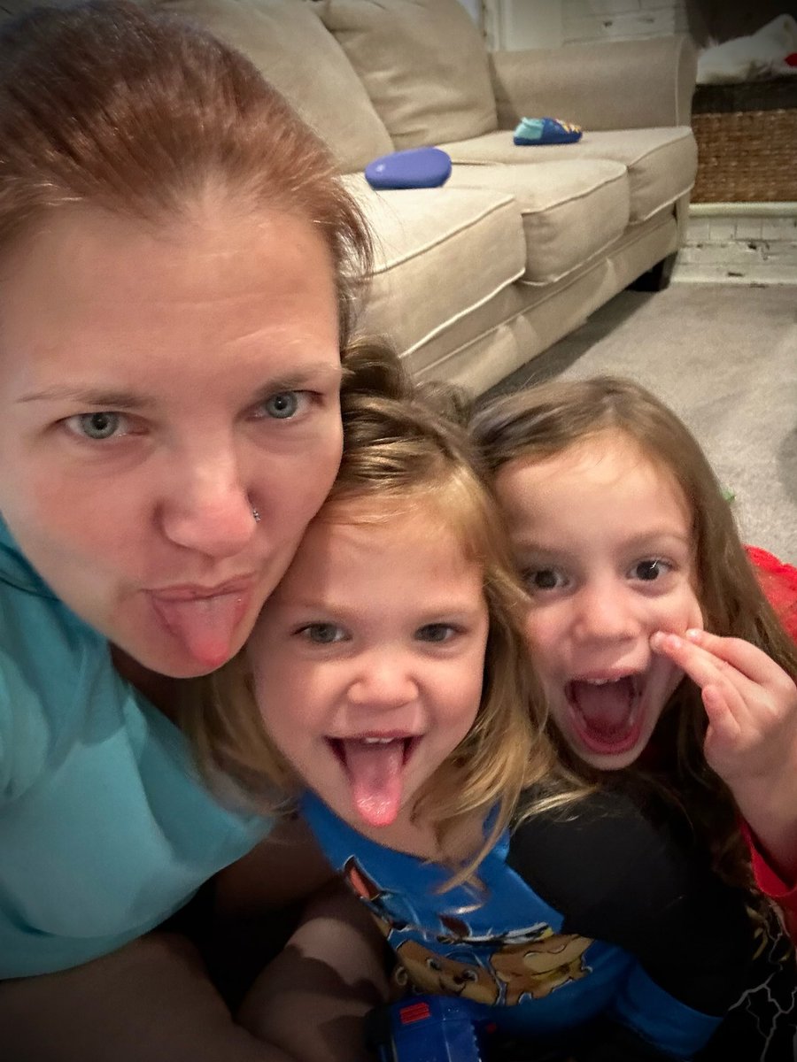 pamelaloving's tweet image. Someone is officially THREE!! Her big sister recently turned five. They are both high energy and keep us all on our toes. 

She’s basically a pretzel - gymnastics which starts soon 🤸‍♀️

Life is short. Don’t take yourself too seriously. Be silly and make the memories ✨ #AuntLife