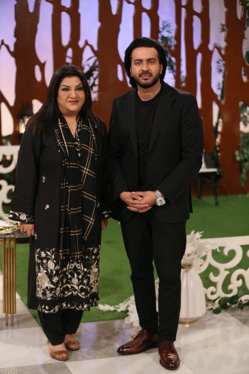 karimkhan88's tweet photo. Feeling honoured to have amazing remarks from shining star actress HINA Dilpazeer (Momo). #ptvhome #hinadilpazeer #juggankazim #karimkhan https://t.co/WW1OlLjdCX