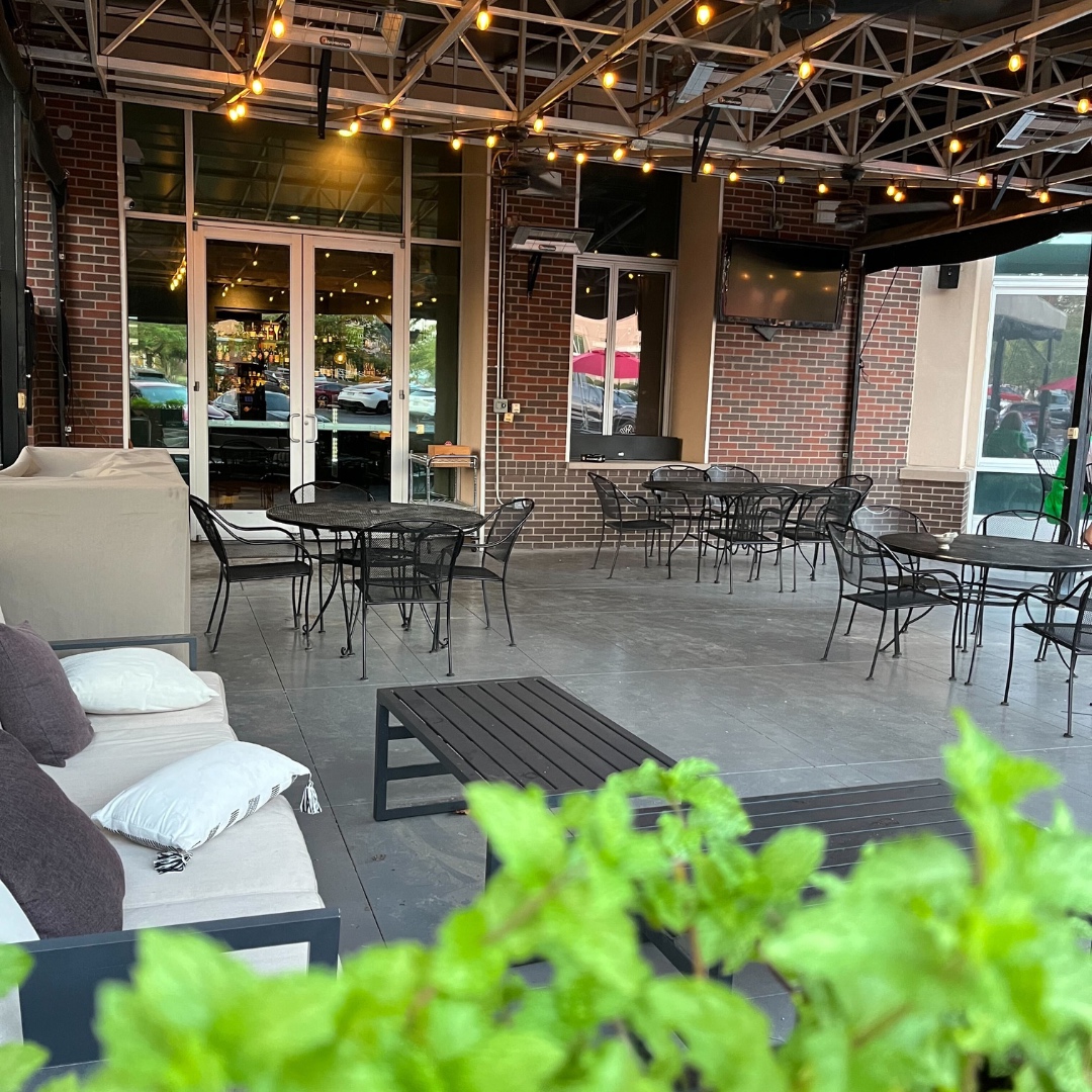theosrogers1's tweet photo. It's looking to be a beautiful start to the long weekend.  Come join us tonight on our patio and enjoy local music while you sip on craft cocktails and enjoy delicious dishes.

#Theos #SummerPatio #NorthWestArkansas #WeekendVibes #FineDining https://t.co/KtpPovg7LD