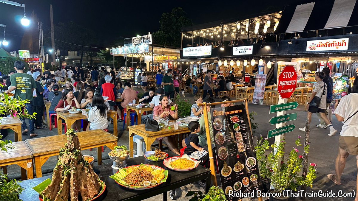 ThaiTrainGuide's tweet photo. 🚝 One of the best stops on the MRT Yellow Line is Suan Luang Rama IX Station. It is not only in front of Seacon Square and Paradise Park shopping malls, it’s a 5 minute walk to the popular Srinakarin Train Market. Take Exit 1.

📍MAP: https://t.co/6tYMMWqePs

#Bangkok #Thailand https://t.co/hHo9QMApLP