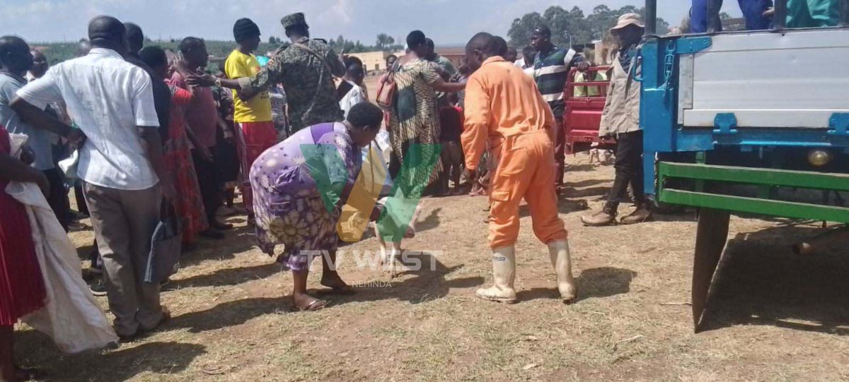 tvwestUG's tweet photo. Omuny’ishengyero owa Mbarara City South, @hon_mpaka , yahayo ebyana by’empunu aha bantu 70 b’omu kicweka eki kubahwera kuruga omubworo.

Mpaka arikuheereza abantu aba empunu ezi yabashaba obutaziguza beitu bazireeberere gye babaase kwihamu entaasya.

#WestUpdates

📷: Ali Wasswa https://t.co/ONaFUzwm1P