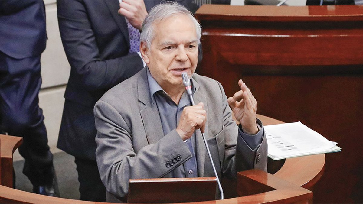 RevistaSemana's tweet photo. #Economía | Urgente: el galón de Diésel llegará a los $16.000; así lo confirmó el ministro de Hacienda Ricardo Bonilla en SEMANA.
https://t.co/SElMOKaPui https://t.co/cmSdMUKIPT