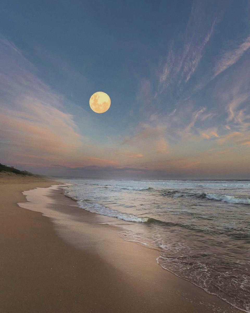 la luna y el mar, combinación perfecta.