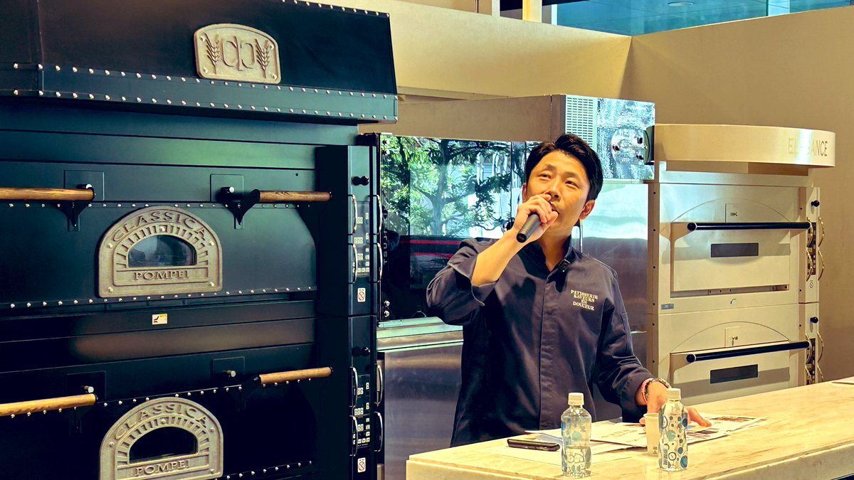TsujiKikai's tweet photo. 3人のシェフが4年ぶりに堂島ラボに集結。待ちに待ったセミナーは、お菓子づくりを見せるのでは無く、お店づくりの深く大切な部分について伝える時間でした。
すなわち人生を語ること。
大切なのは人、そして想い。自分らしくどう生きるか。存分に語っていただきました。

#スイーツ 
#自分らしく https://t.co/nkppHGwhOv